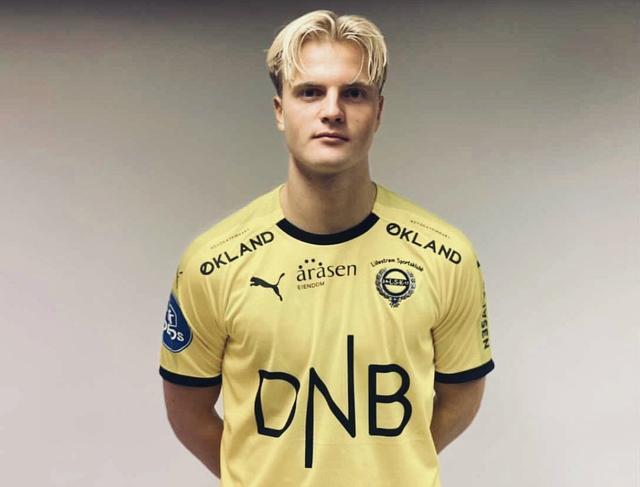 记者：邵佳一探班U22国足训练，与主帅安东尼奥相谈甚欢（记者：邵佳一探访U22国足训练营，与主帅安东尼奥畅聊甚欢）