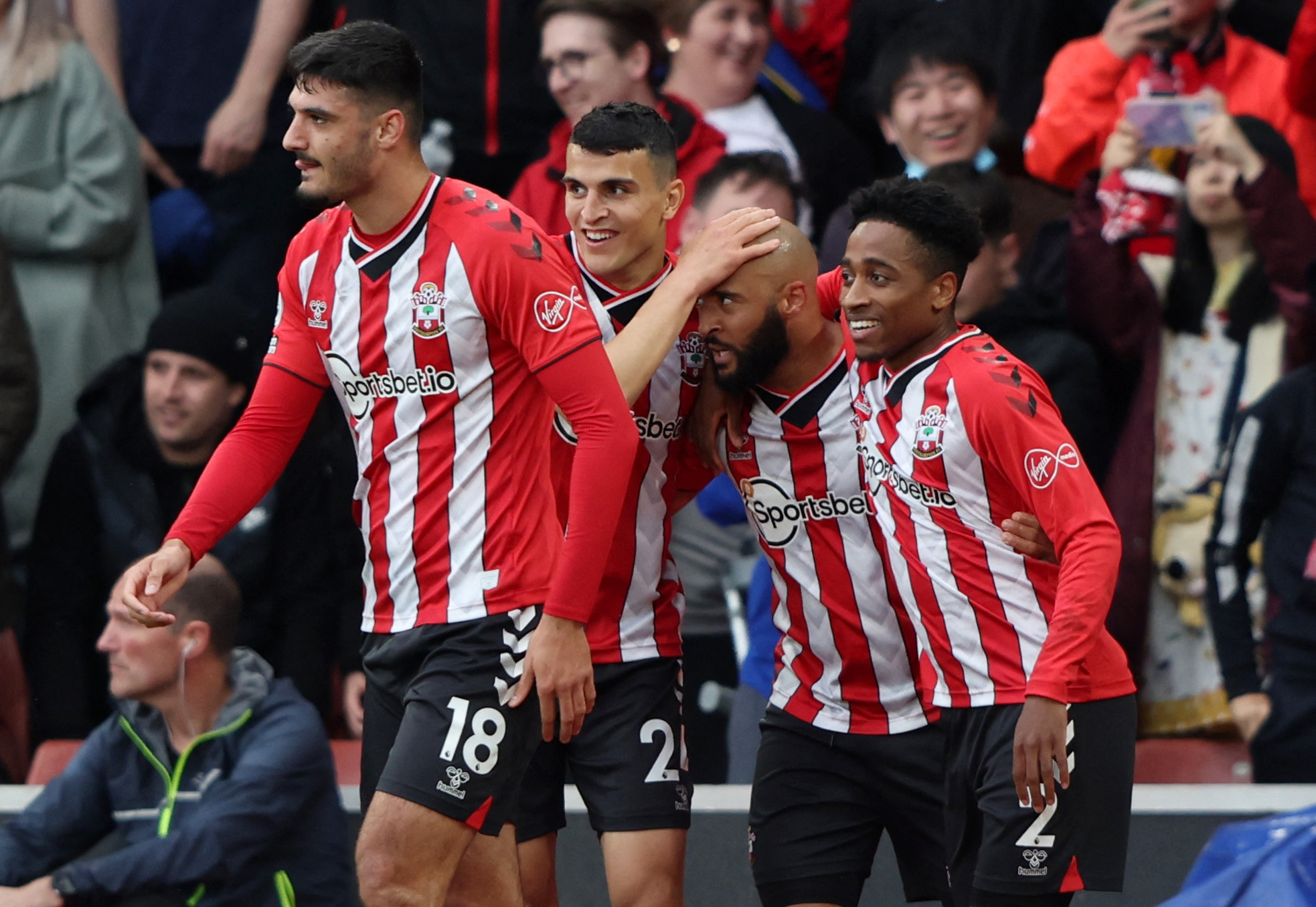 莱万：赛前准备中有很多地方没有做好；比赛场地简直像溜冰场（莱万直言：赛前准备问题不少，场地滑如溜冰场）