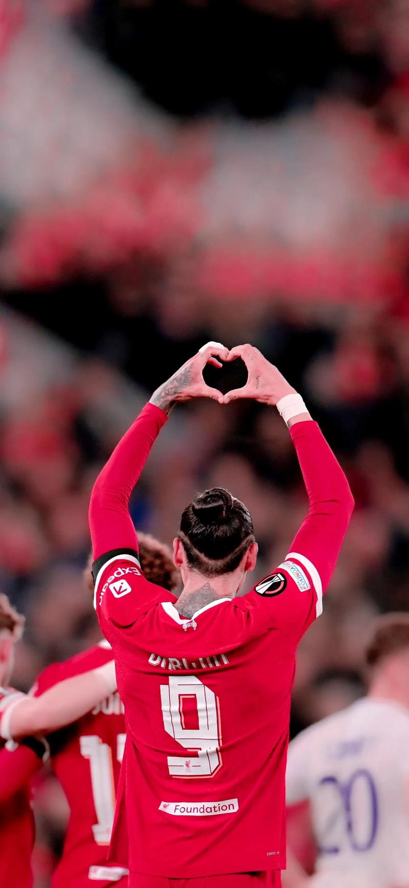 BURTON团队新赛季多点开花，苏翊鸣连夺FIS大跳台两站冠军（新赛季BURTON势头强劲，苏翊鸣包揽FIS大跳台两站桂冠）