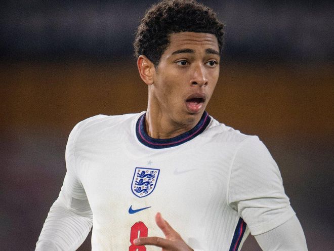 记者：于汉超正在参加B级教练培训班，下赛季将担任申花助教