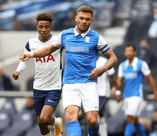 马刺客场115-102击败开拓者，福克斯37分带队取胜，展现全面实力。（马刺115-102客场击退开拓者，福克斯轰37分领军取胜，全面实力尽显）