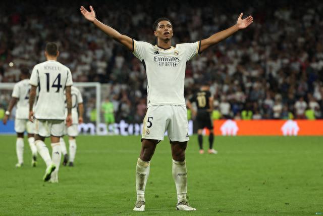 某球星再次进入本轮最佳阵容（某球星再度入选本轮最佳阵容）