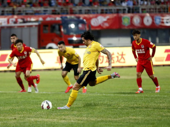 亚当·沃顿希望加盟有欧冠资格的新球队。（亚当·沃顿有意转会至具备欧冠资格的新东家）