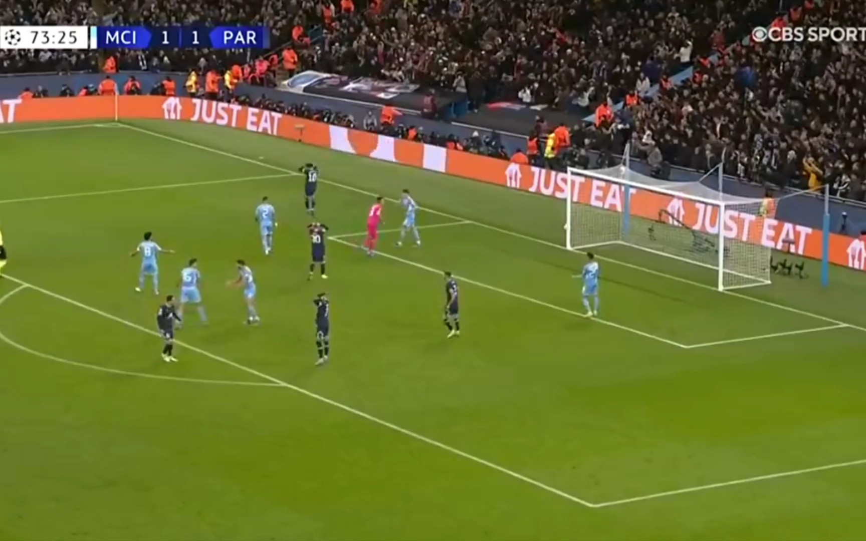 球员赛后把球鞋送给小球迷（赛后球员将球鞋赠与小球迷）