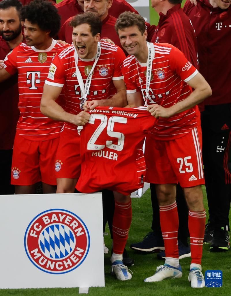 一斯佩齐亚球迷掉进看台和球场之间的沟里，被送进重症监护室（斯佩齐亚球迷跌入看台与球场之间沟渠，伤重送入重症监护室）