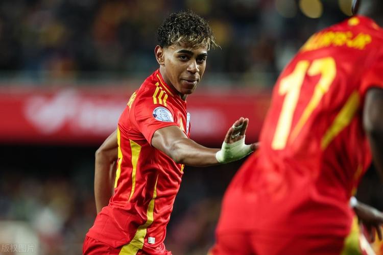 内马尔在桑托斯关键比赛中上演帽子戏法，助球队保级成功，展现坚韧与决心。（内马尔关键战戴帽护航桑托斯保级，尽显坚韧与决心）