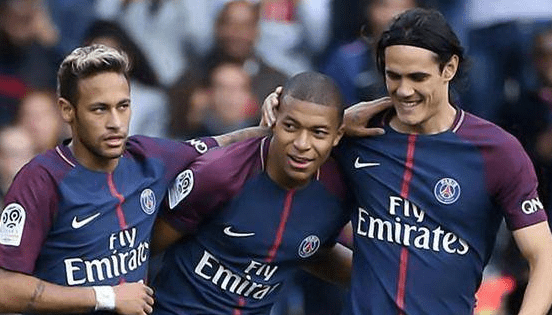 杨瀚森带女友赴美引发争议，好友崔永熙称其应专注篮球，网友支持其在球场表现。（杨瀚森携女友赴美惹热议，崔永熙建议专注篮球，网友力挺其场上表现）