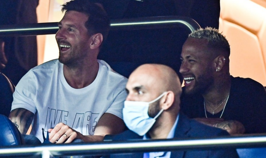 那一年他们风华正茂：李连杰和刘家良师傅相互模仿学习！（风华正盛那年：李连杰与刘家良师傅互学互鉴）